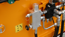 Buschholzhäcksler mit Benzinmotor auf gebremstem Fahrgestell montiert  LS 100/27 CB